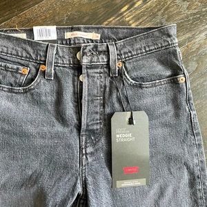 Brand New Never Worn Levi’s - Women’s High Rise Wedgie Straight Cut - Black Wash